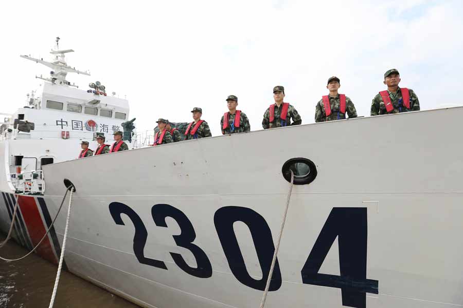 Jiangsu coast guard trains in scorching hot weather