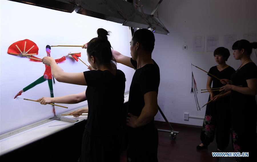 Shadow puppet inheritor combines Chinese, Western art forms
