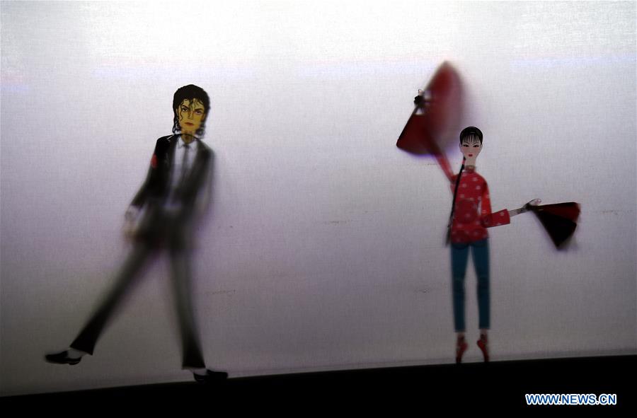 Shadow puppet inheritor combines Chinese, Western art forms