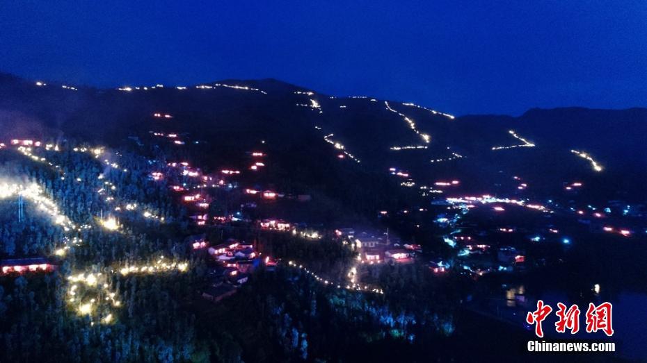 Torch festival lights up night sky in Sichuan