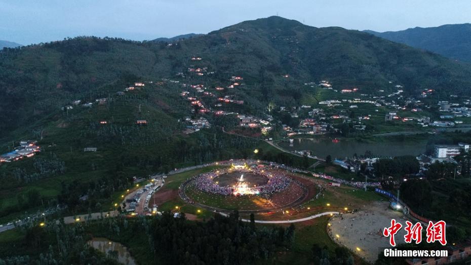 Torch festival lights up night sky in Sichuan