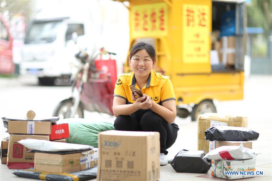 Outdoor work continues despite sweltering weather across many parts of China