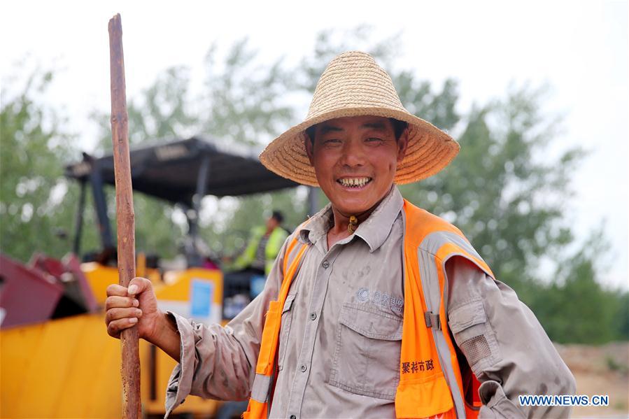 Outdoor work continues despite sweltering weather across many parts of China