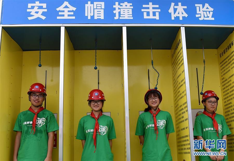 Migrant workers' children experience parents work in Beijing