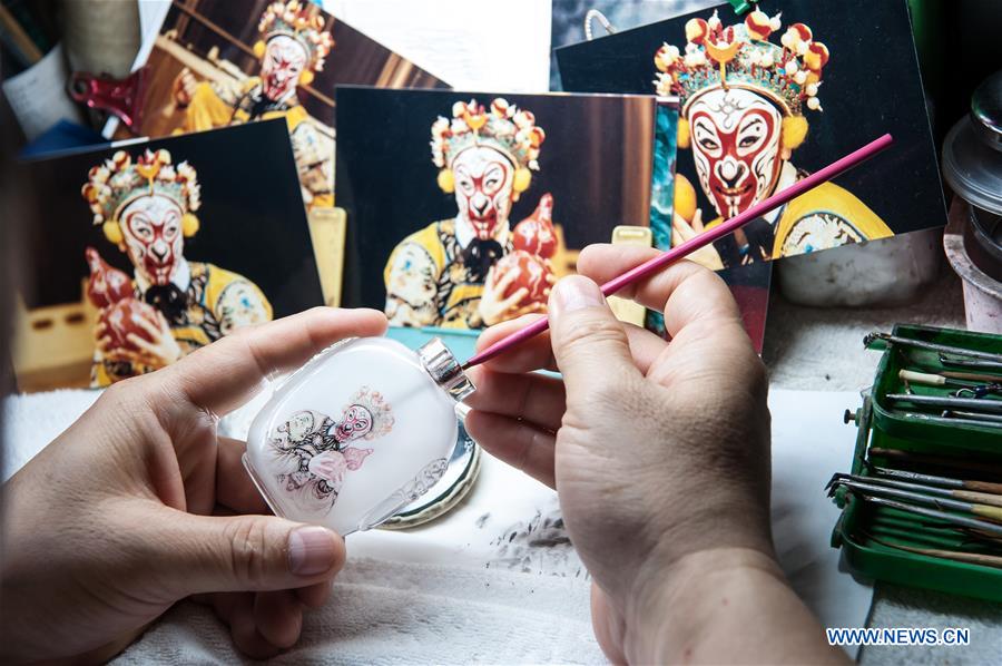 Inside-painting art in N China's Shijiazhuang