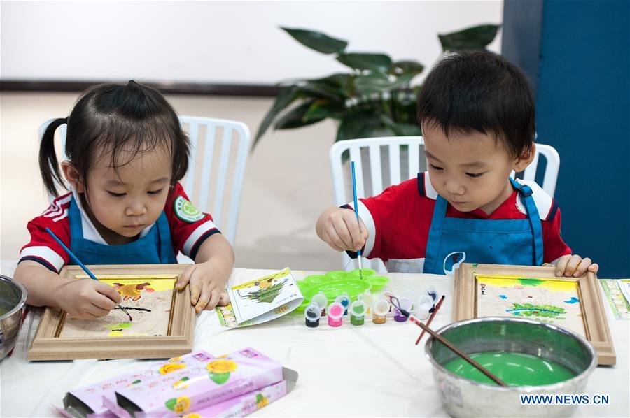 Kids visit art gallery in Shijiazhuang, north China's Hebei