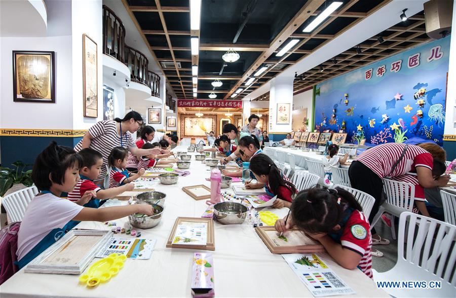 Kids visit art gallery in Shijiazhuang, north China's Hebei