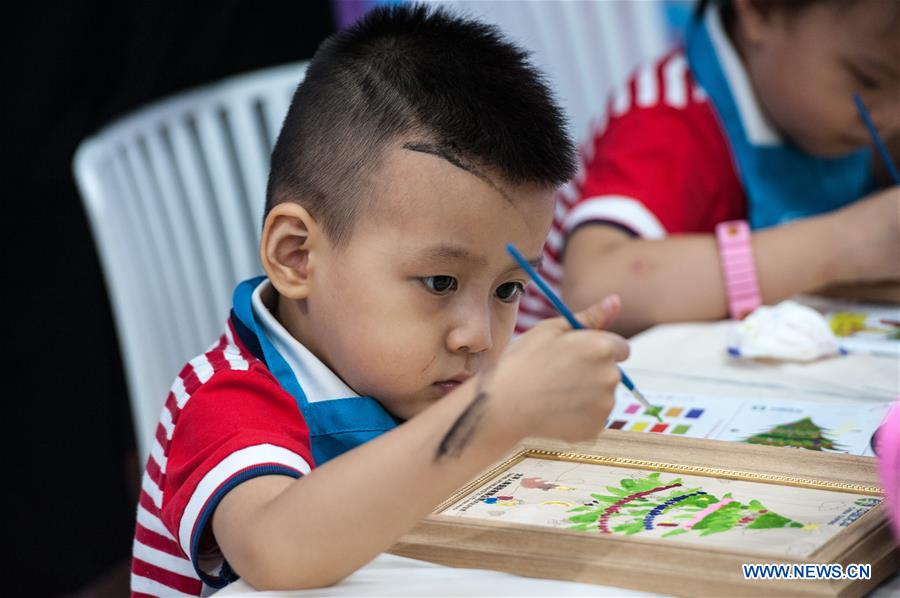 Kids visit art gallery in Shijiazhuang, north China's Hebei