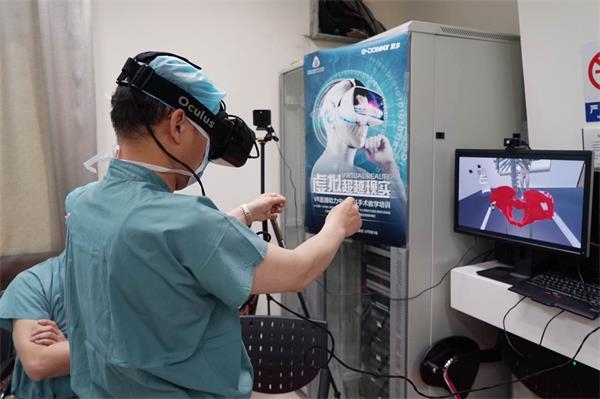 Wuhan doctor puts on medical VR glasses to resect tumor