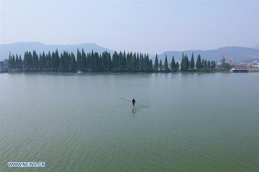 Hangzhou citizen crosses Xin'an River using 2 bamboo poles