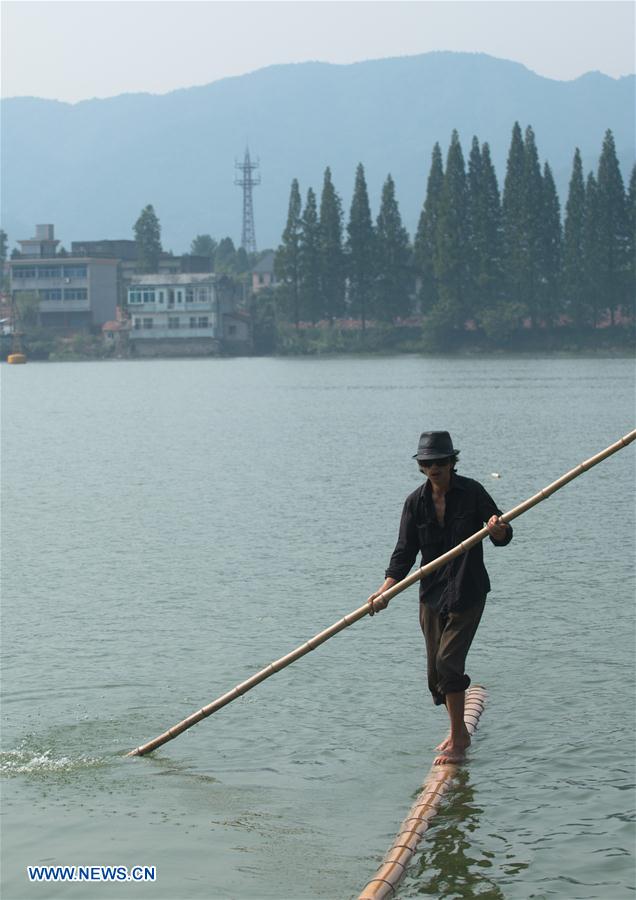 Hangzhou citizen crosses Xin'an River using 2 bamboo poles