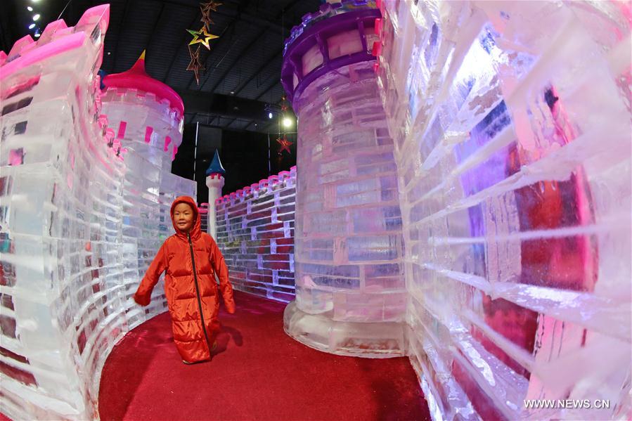 Tourists in E China visit ice world senic spot to escape heat