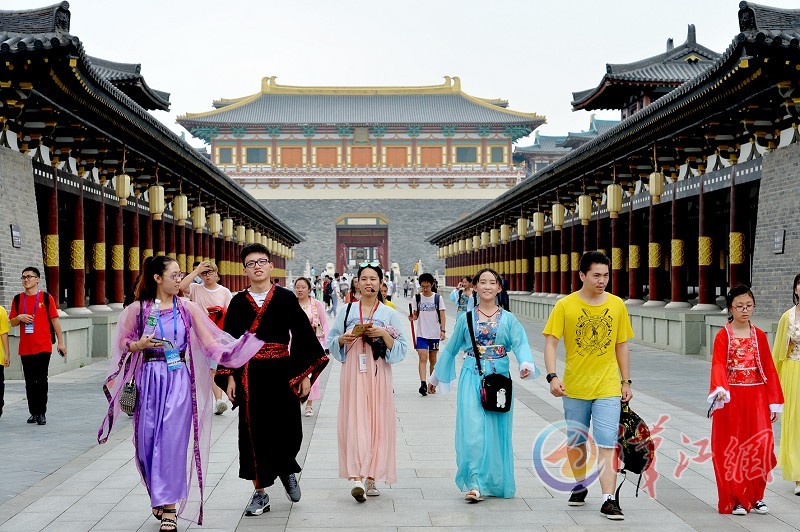 More than 100 overseas Chinese youngsters 