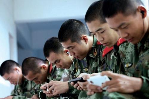 chinese soldiers play mobile games