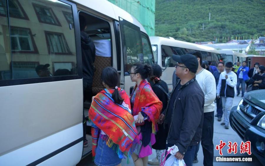 All stranded tourists in quake-hit Jiuzhaigou rescued safely