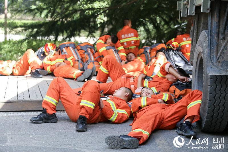 All stranded tourists in quake-hit Jiuzhaigou rescued safely