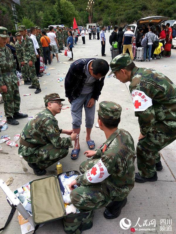 All stranded tourists in quake-hit Jiuzhaigou rescued safely