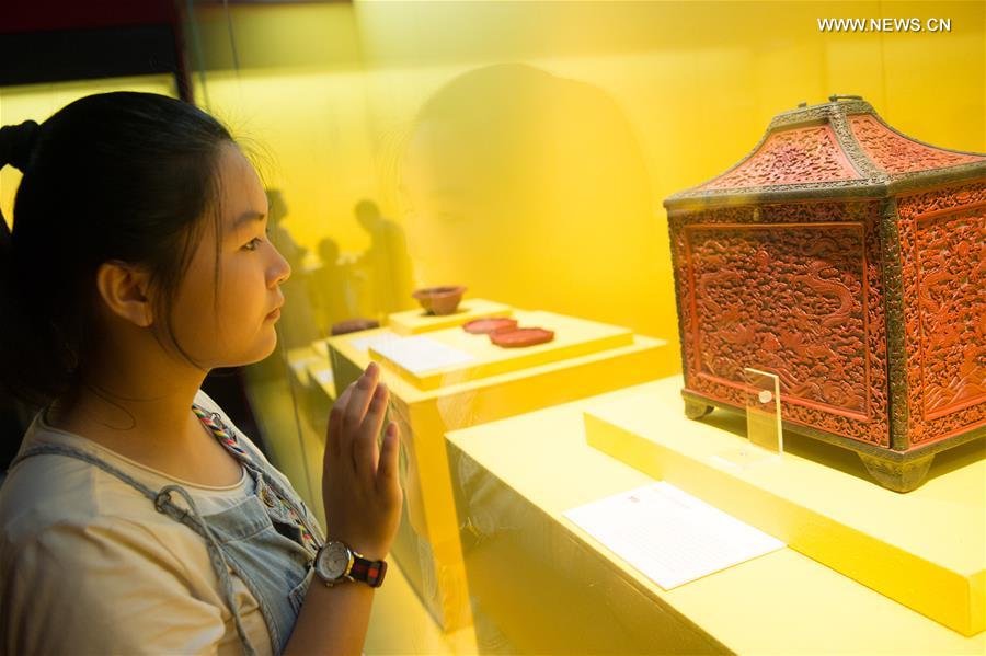 People visit exhibition about Emperor Qianlong in Hangzhou