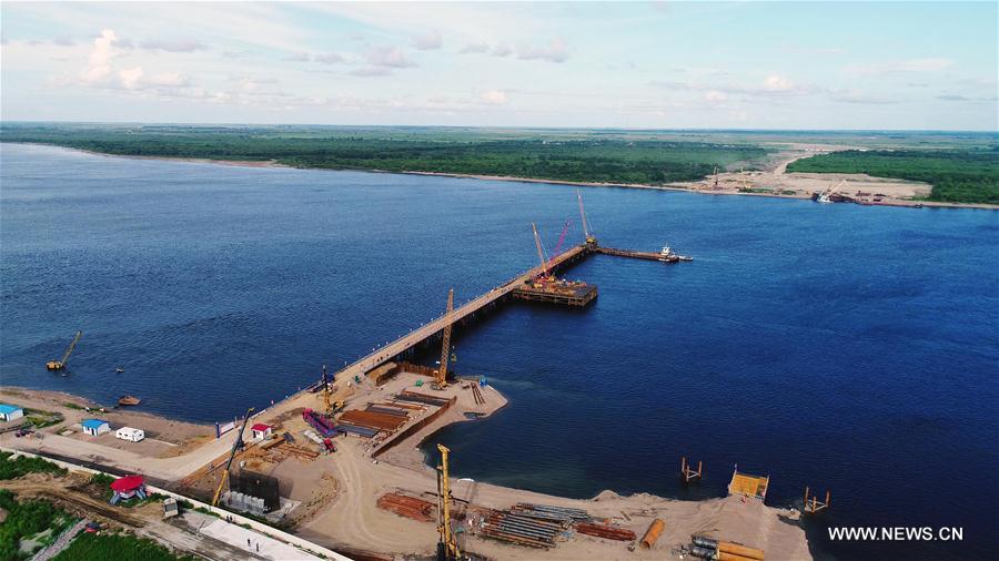 Road bridge linking NE China and Russia under construction