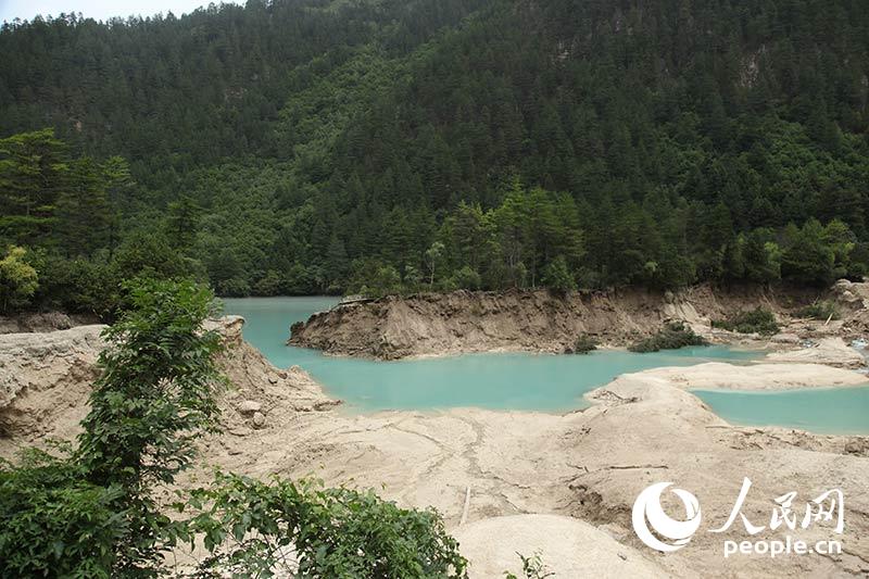 Natural beauty of Jiuzhaigou marred by earthquake