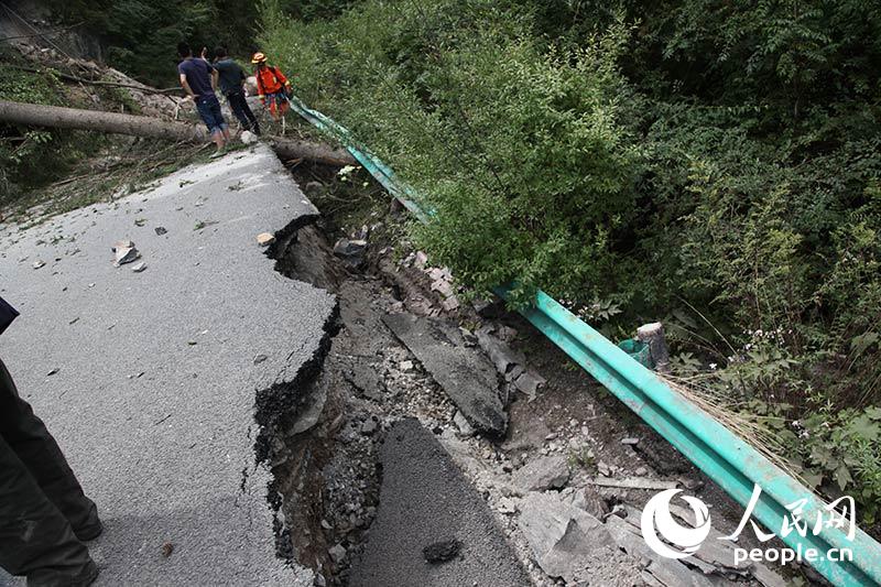 Natural beauty of Jiuzhaigou marred by earthquake