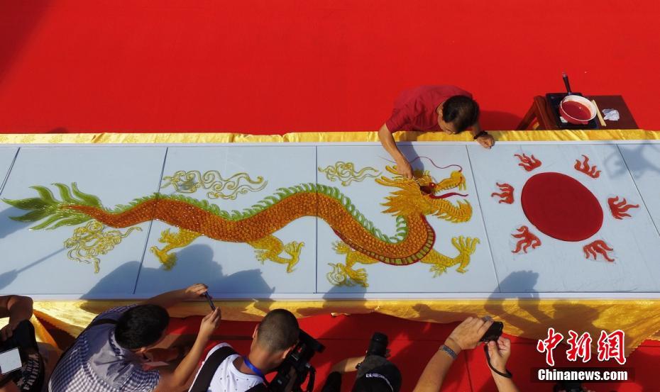 8.18-meter-long sugar painting produced in Hunan