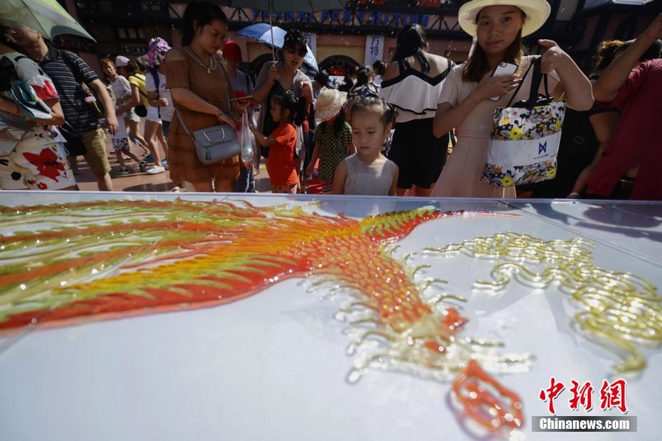 8.18-meter-long sugar painting produced in Hunan