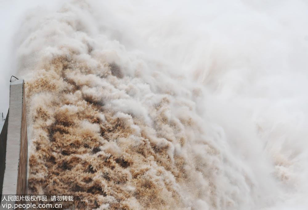 Floodgates open on Yellow River dam to flush out tons of sand