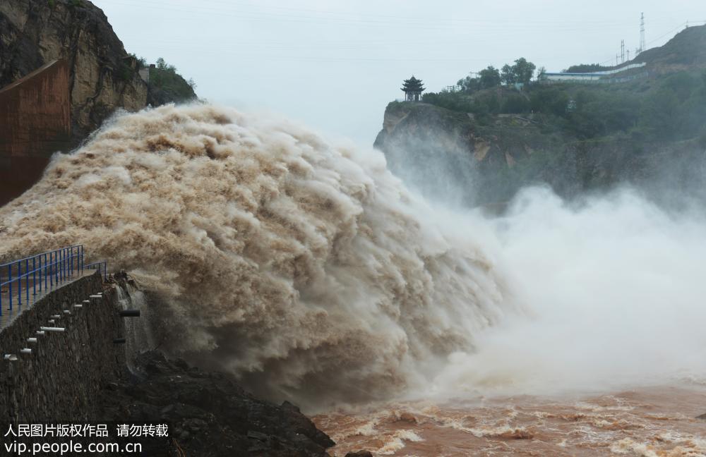Floodgates open on Yellow River dam to flush out tons of sand
