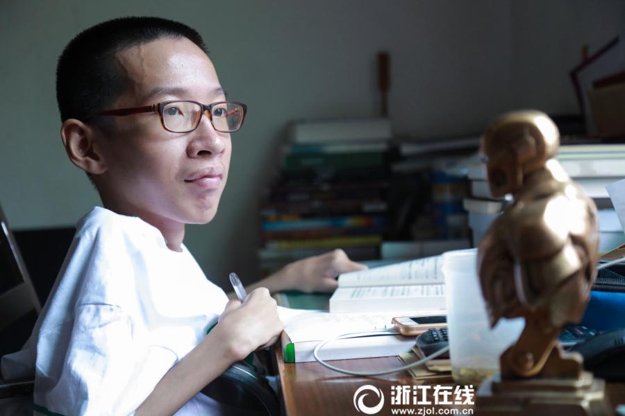 Chinese Hawking! Boy with muscular dystrophy admitted to university