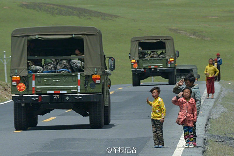 Tibetan children salute to PLA brigade on road