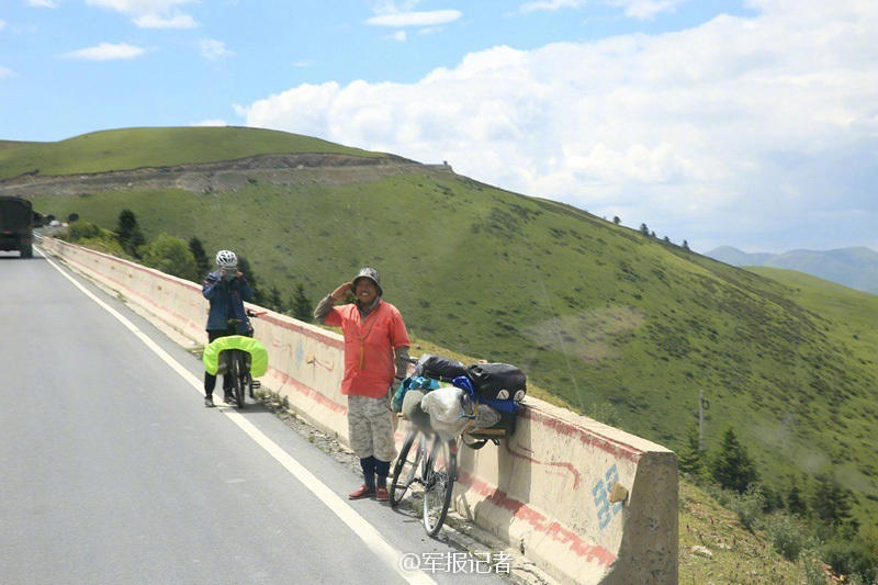Tibetan children salute to PLA brigade on road
