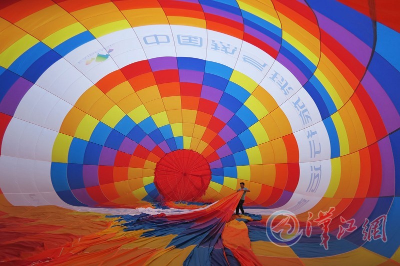 Demand for hot-air balloons made in Xiangyang exceeds supply