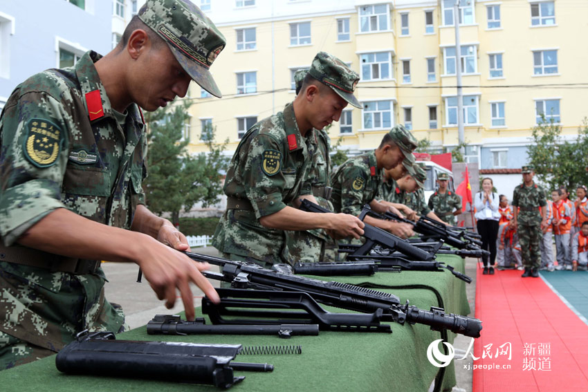 Primary school students experience a day in the life of Xinjiang border police