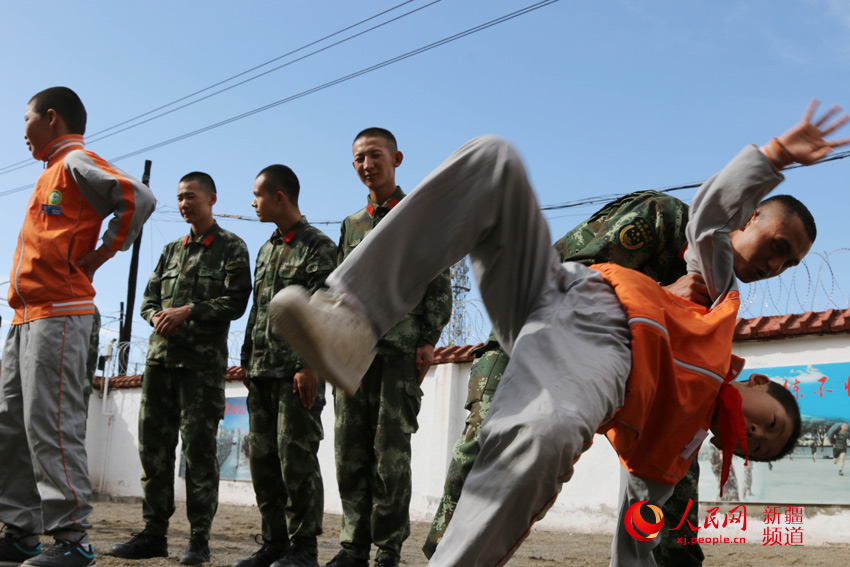 Primary school students experience a day in the life of Xinjiang border police