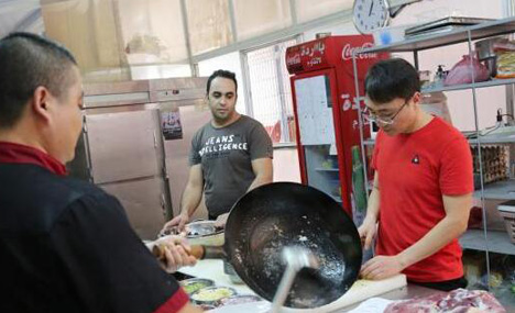 Chinese man earns 100K RMB a month by cooking dishes
