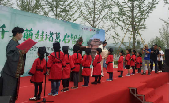 "Saint of Wisdom", "Saint of War" perform rites to enlighten kids