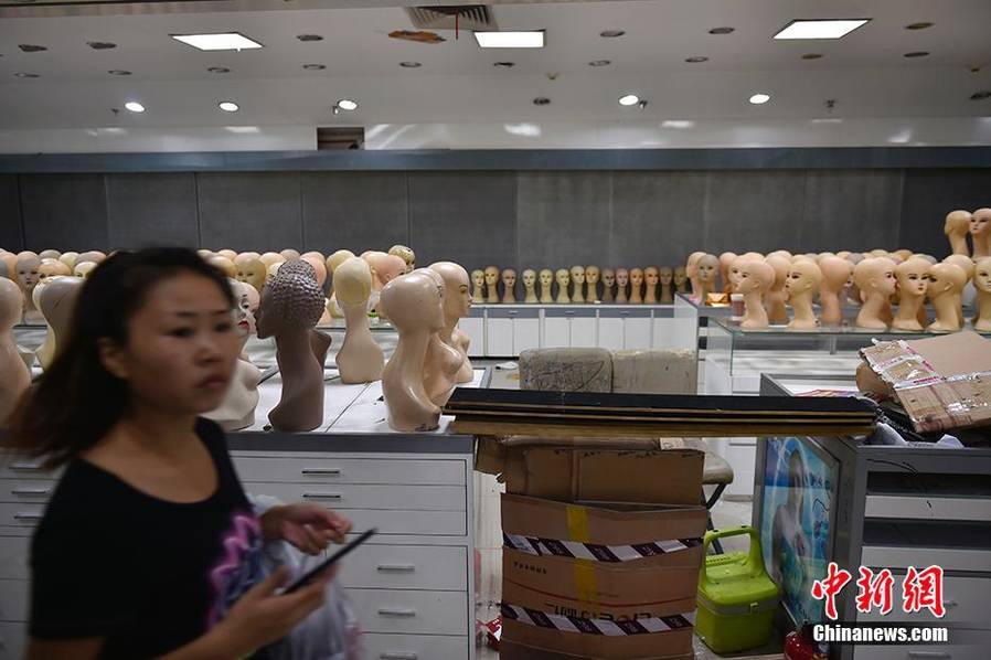 ‘Everything must go’: Shoppers hunt for deals before biggest smallware market closes in Beijing