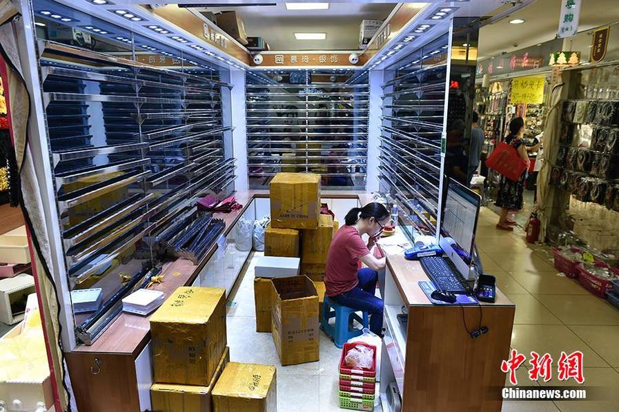 ‘Everything must go’: Shoppers hunt for deals before biggest smallware market closes in Beijing