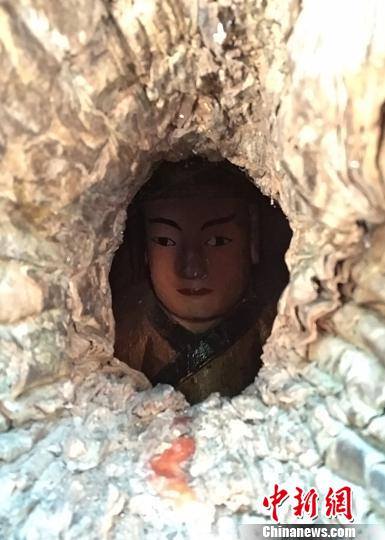 Buddha statue inside 1,000-year-old camphor tree amazes tourists in Fujian