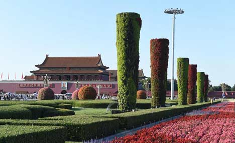 Flower terraces set up on Tian'anmen Square 