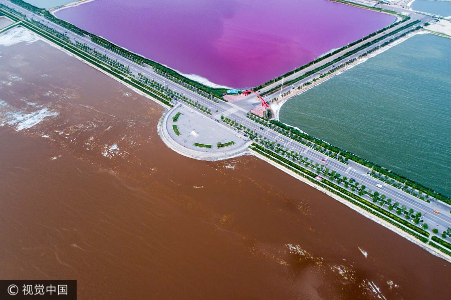 Salt lake in Shanxi looks like double-flavor hot pot