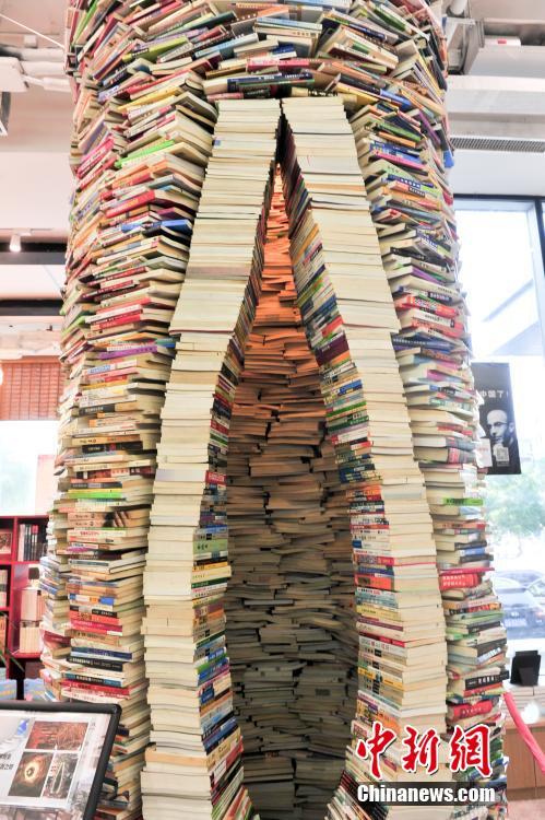 Large book tower made from thousands of books appears in N China