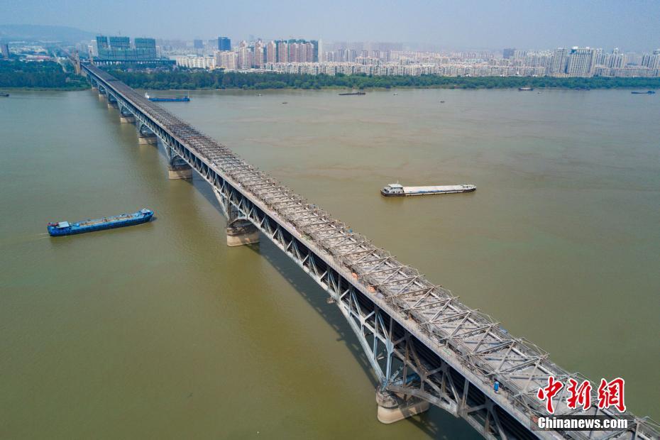 Nanjing Yangtze River Bridge under repair