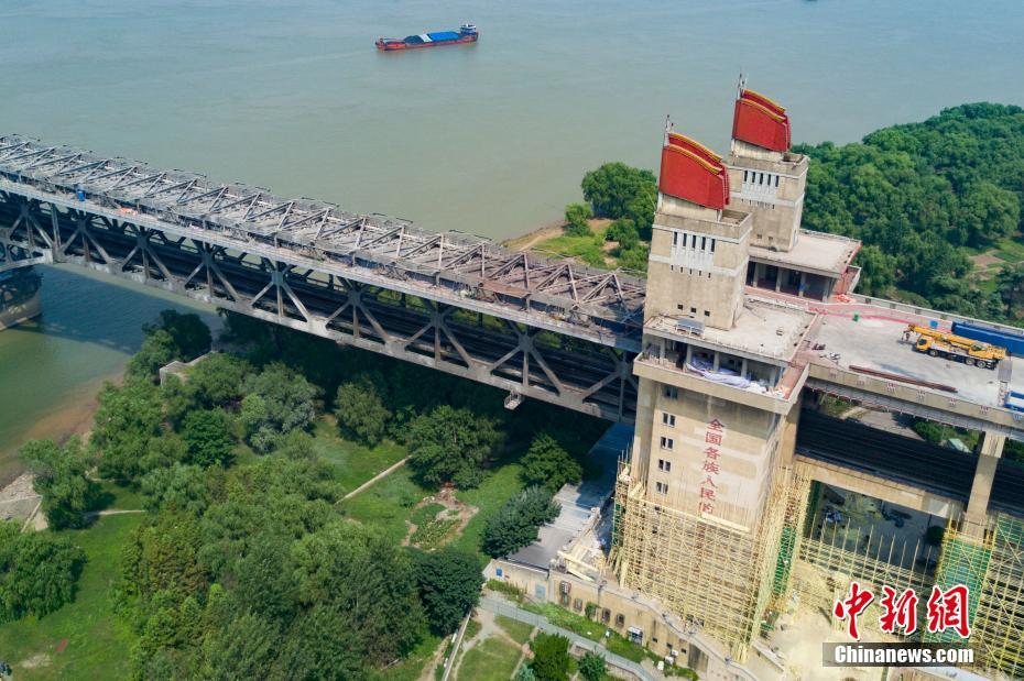 Nanjing Yangtze River Bridge under repair