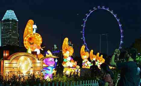 Mid-Autumn festival lights shine in Singapore