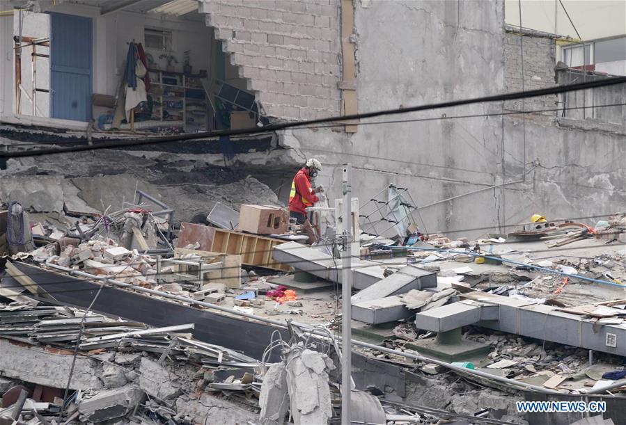 Post-quake scenes in Mexico
