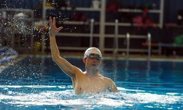 Come to know a 62-year-old male synchronized swimmer in China