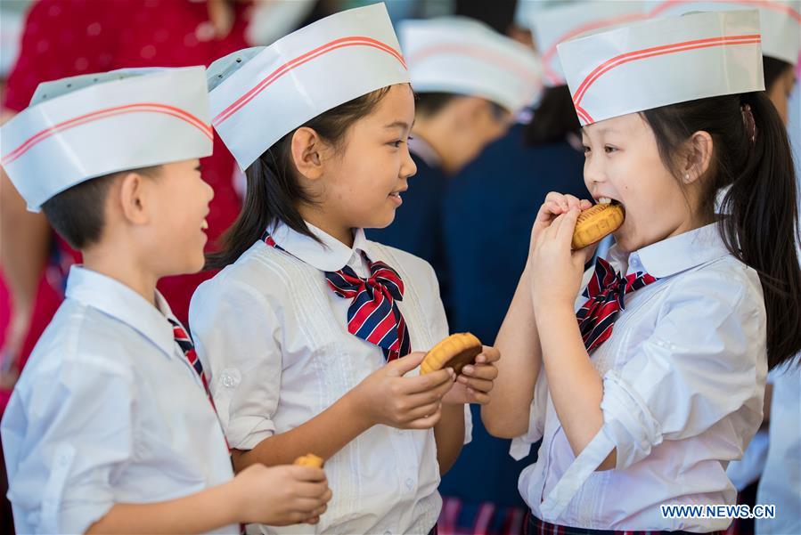 Pupils learn to make mooncakes in China's Inner Mongolia