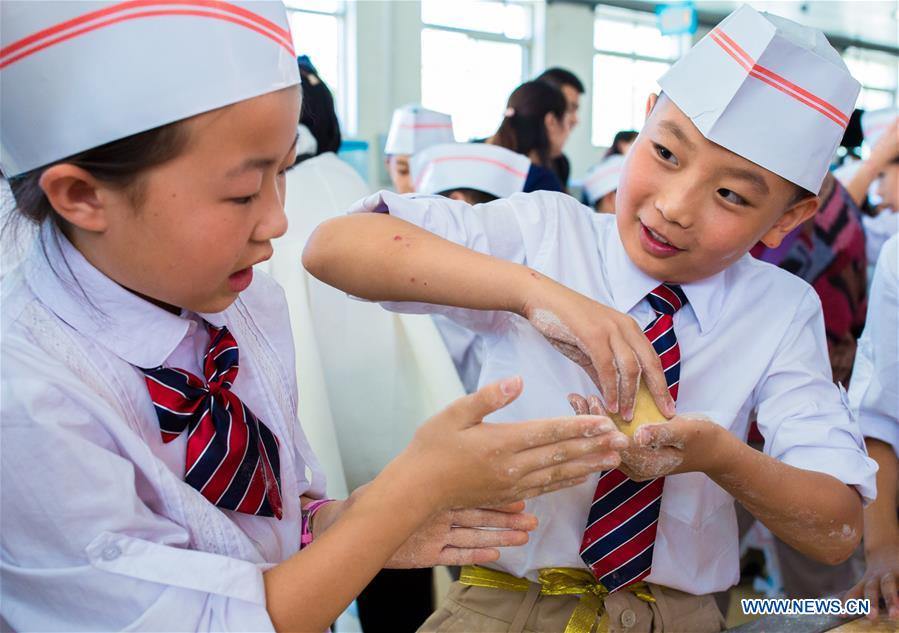 Pupils learn to make mooncakes in China's Inner Mongolia